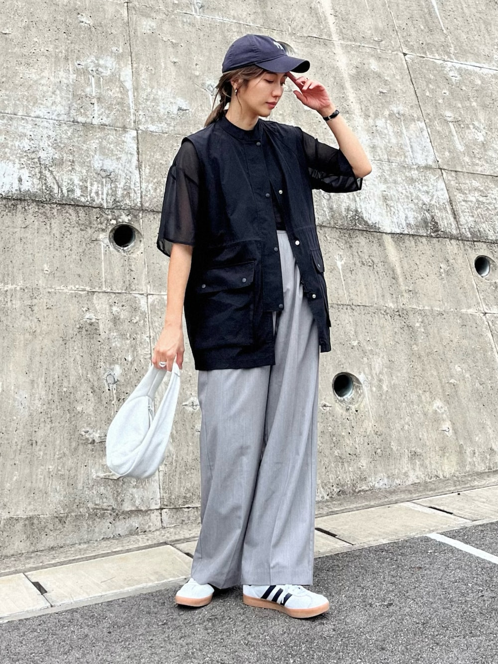 「大人カジュアル、キャップ、スラックス、ワイドパンツ、秋のコーデ、骨格ナチュラル、イエベ秋」｜「ADAM ET ROPE'の【サステナブル】シャツベスト（シャツ/ブラウス、ブラック系）」を使った、たろ☺︎さん（骨格ナチュラル・レディース・165cm）の秋コーディネートの1枚目の写真