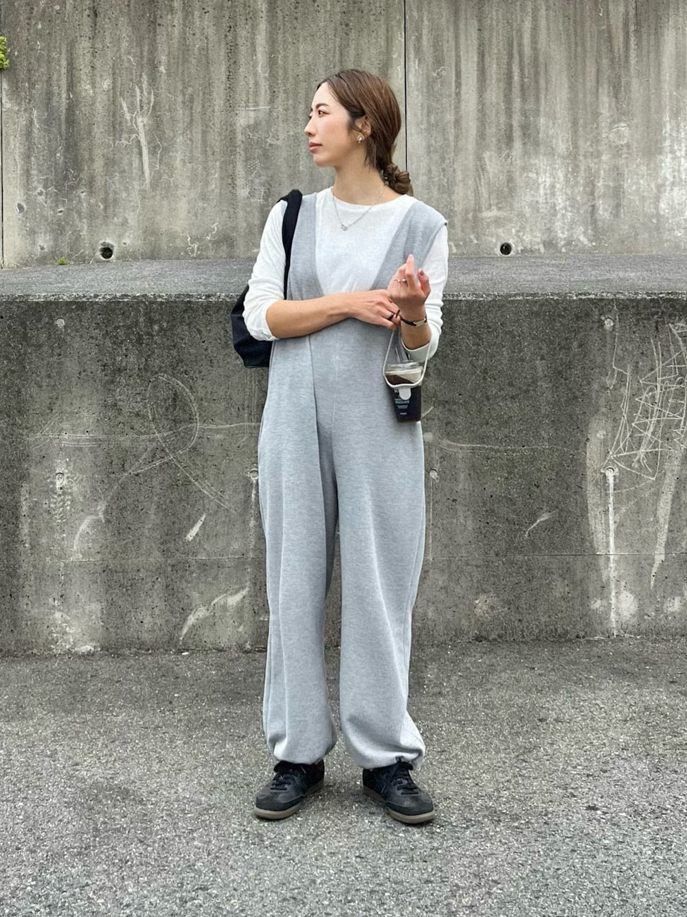 「初夏コーデ、カジュアルスタイル、おでかけコーデ、シンプルスタイル、サロペット、公園スタイル、ママコーデ、ママファッション、骨格ナチュラル、リラックススタイル、プチプラコーデ」｜「AMELYの2Wayワッフルサロペット（サロペット/オーバーオール、グレー系）」を使った、たろ☺︎さん（骨格ナチュラル・レディース・165cm）の春コーディネートの1枚目の写真