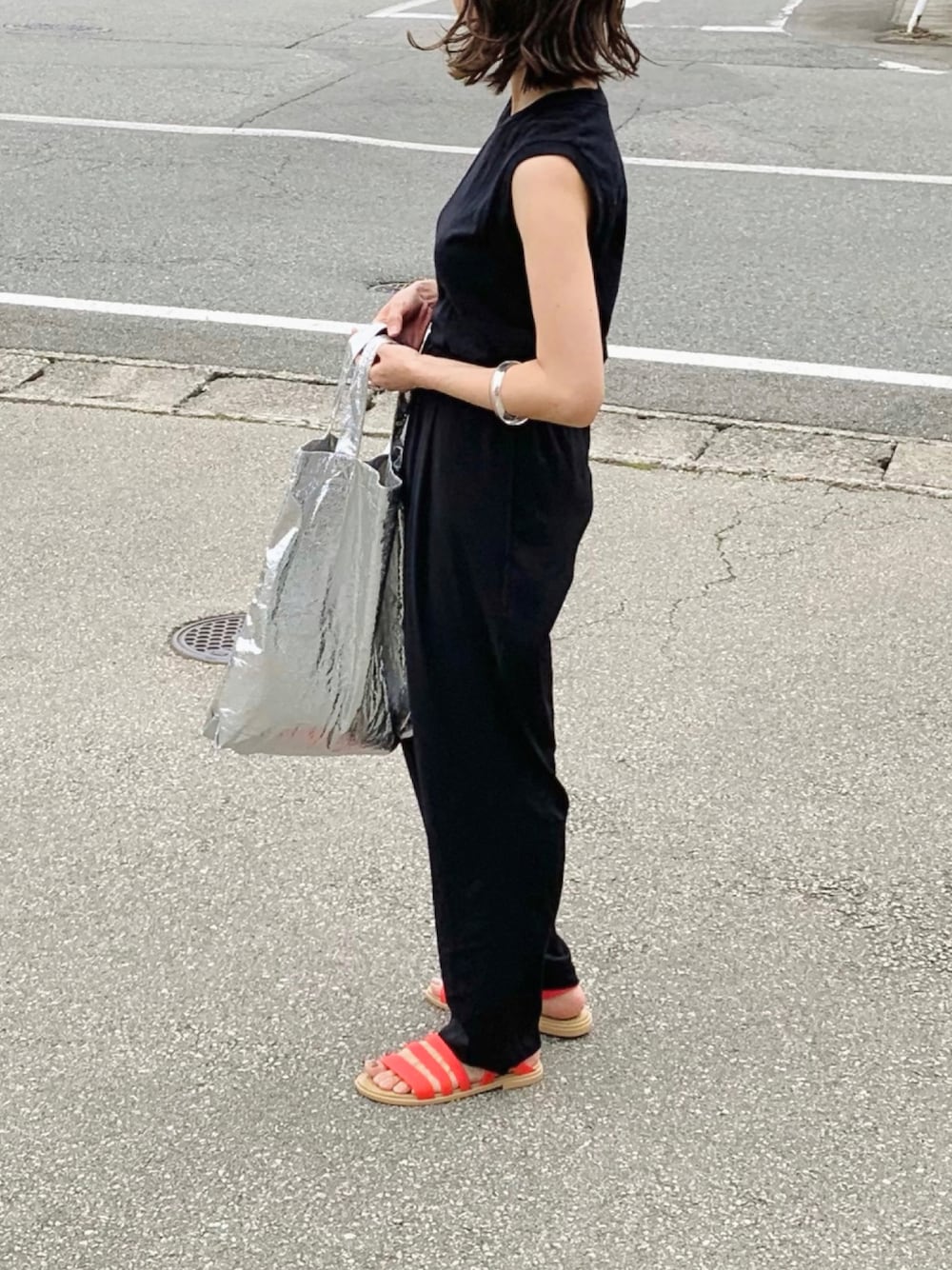「クロックス、crocs、クロックスサンダル、サンダル、サンダルコーデ、夏コーデ、休日スタイル、大人カジュアル、シンプルコーデ、ゆるコーデ」｜「crocsのクロックス トゥルム サンダル ウィメンcrocs tulum sandal w（サンダル、レッド系）」を使った、たろ☺︎さん（レディース・165cm）の夏コーディネートの1枚目の写真
