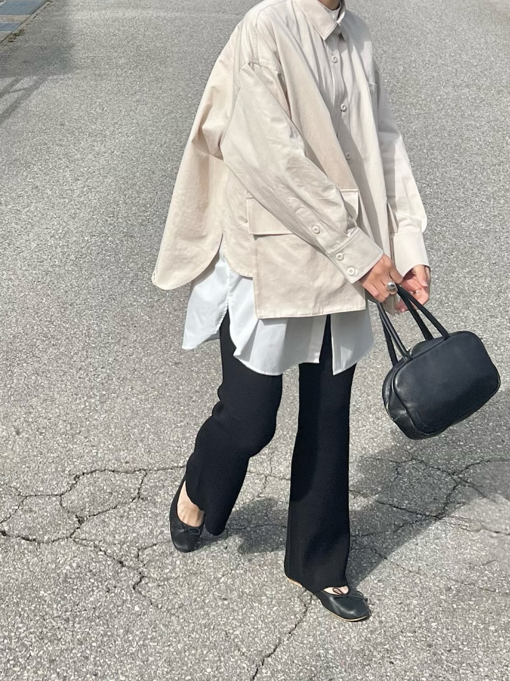 ブラック系のその他パンツ、ベージュ系のシャツ/ブラウス、ブラック系のバレエシューズを着用したレディースの秋コーディネートの1枚目の写真