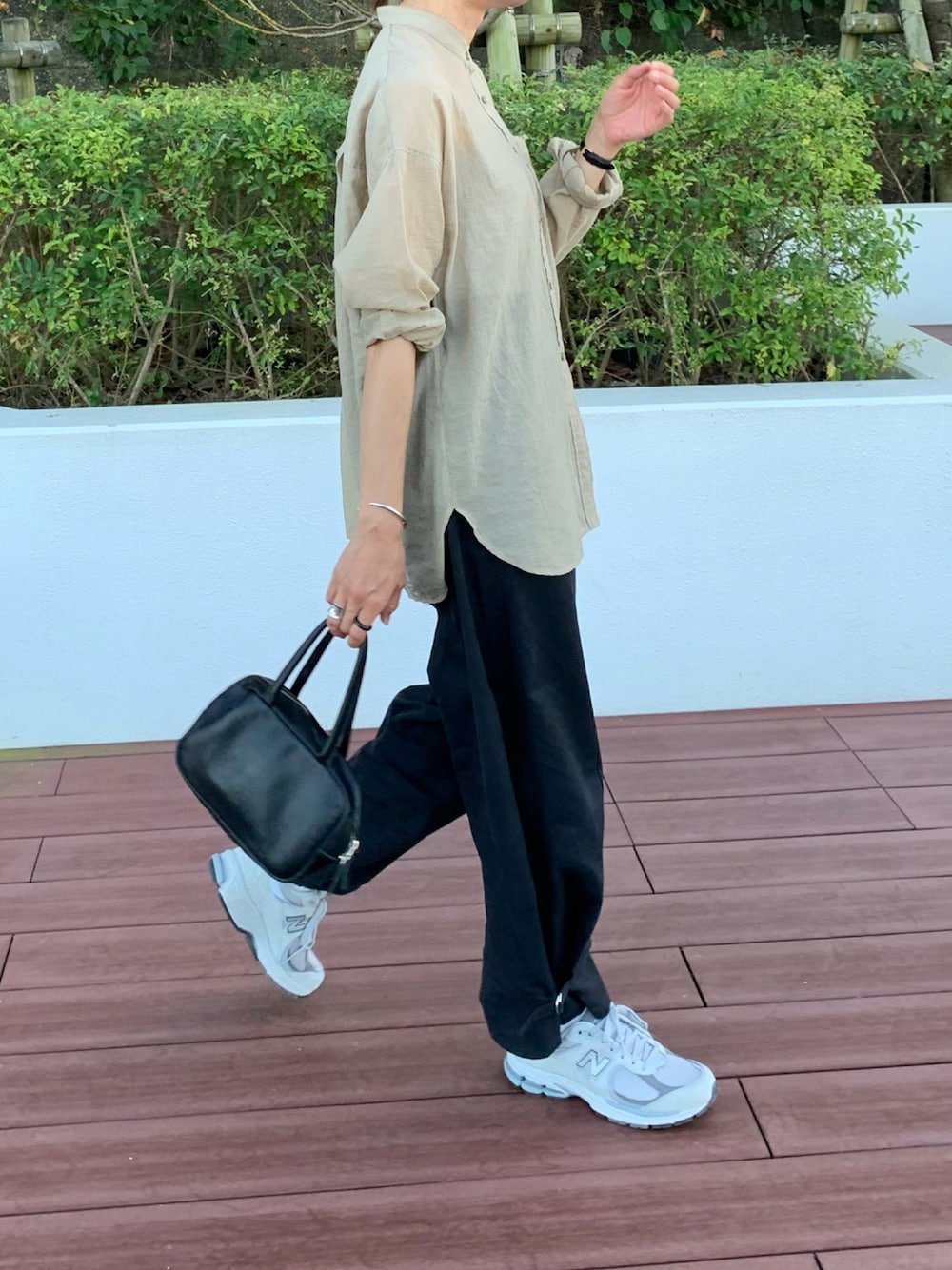 グレー系のスニーカー、ベージュ系のTシャツ/カットソー、ブラック系のその他パンツを着用したレディースの秋コーディネートの1枚目の写真