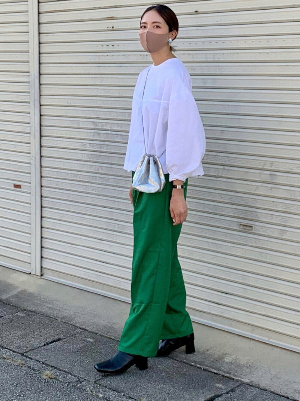 「ボマール、秋服、きれいめカジュアル、スラックス、グリーン、グリーンパンツ、ブーツスタイル」｜「bohmalの【@hidekanagao_×bohmalコラボ】タックセンタープレスワイドパンツ（スラックス、グリーン系）」を使った、たろ☺︎さん（レディース・165cm）の秋コーディネートの1枚目の写真