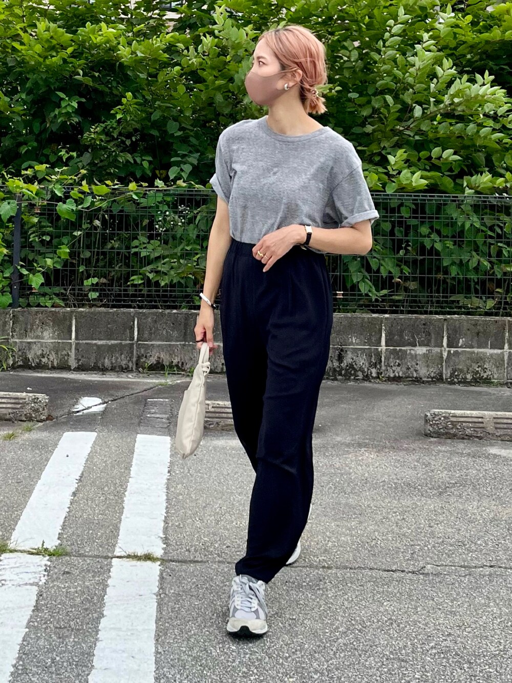 ベージュ系のショルダーバッグ、グレー系のスニーカー、グレー系のTシャツ/カットソーを着用したレディースの夏コーディネートの1枚目の写真