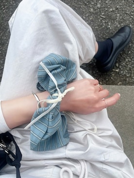 「W:Huku（フーク）の【W:Huku / ブロードストライプ】リボン シュシュ / Broad Stripe Ribbon Scrunchie（シュシュ、ブルー系）」を使った、たろ☺︎さん（レディース・165cm）の春コーディネート