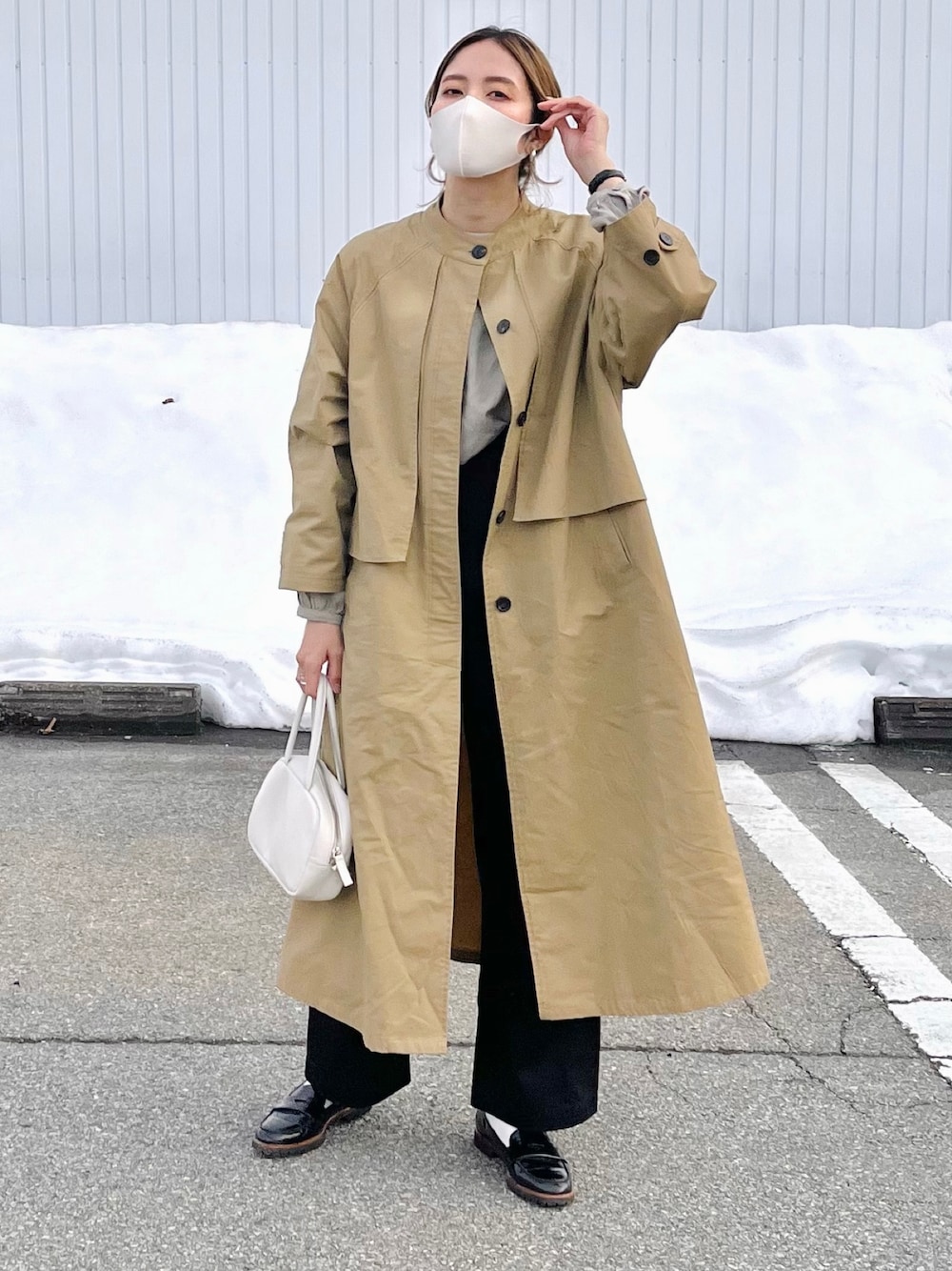 「ステンカラーコート、トレンチコート、ベージュコート、ロングコート、サロペット、春コーデ、オトナカジュアル、グリーン、着回しコーデ、ブラウス」｜「Libra Cueのガンパッチロングコート（トレンチコート、ベージュ系）」を使った、たろ☺︎さん（レディース・165cm）の春コーディネートの1枚目の写真