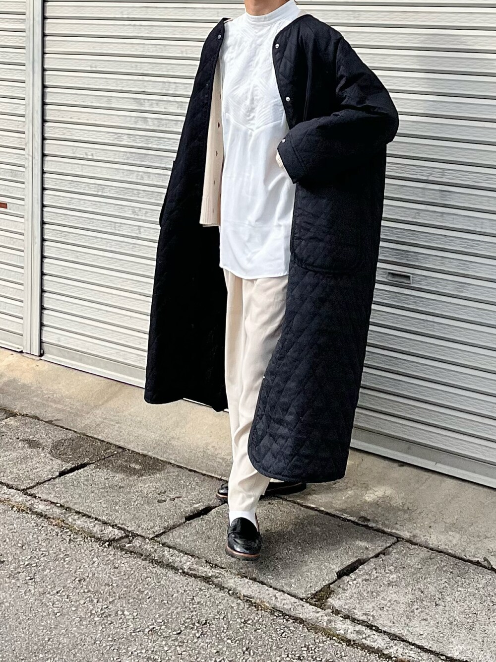 ホワイト系のシャツ/ブラウス、ブラック系のノーカラーコート、ホワイト系のその他パンツを着用したレディースの冬コーディネートの1枚目の写真