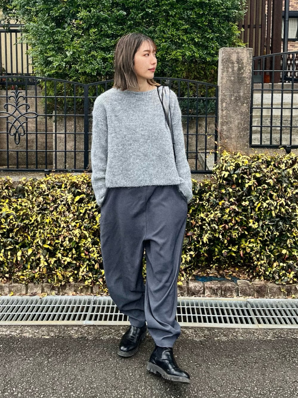 「PR、オペークドットクリップ、OPAQUE.CLIP、ラメニット、ショートニット、グレー、グレーコーデ、ブーツ、プチプラ、楽チンコーデ、パンツスタイル、冬服コーデ、着回しコーデ」｜「OPAQUE.CLIPのラメショートミドルゲージニット【洗濯機洗い可】（ニット/セーター、グレー系）」を使った、たろ☺︎さん（骨格ナチュラル・レディース・165cm）の冬コーディネートの1枚目の写真