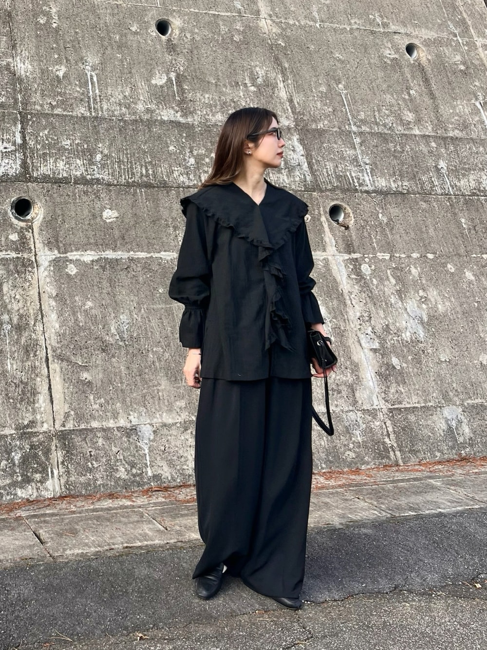 ブラック系のシャツ/ブラウスを着用したレディースの冬コーディネートの1枚目の写真