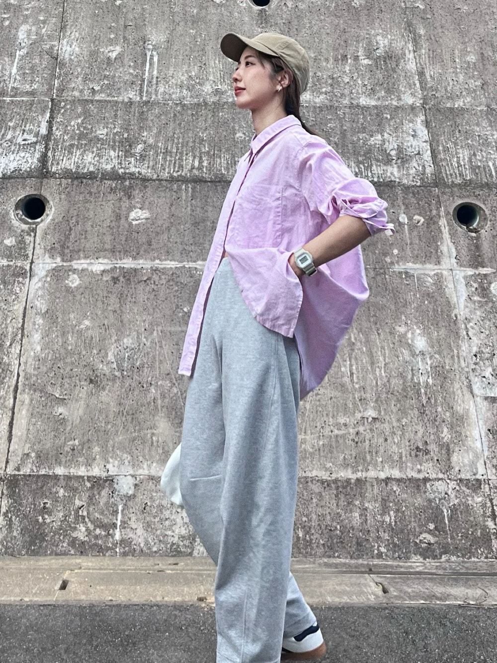 パープル系のシャツ/ブラウスを着用したレディースの夏コーディネートの1枚目の写真