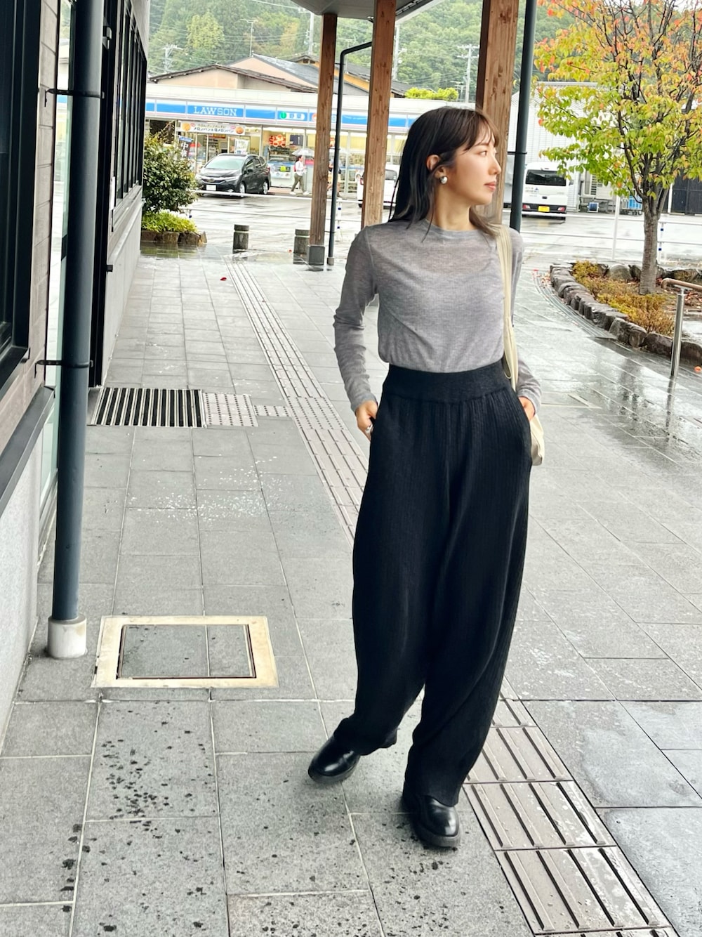 グレー系のTシャツ/カットソー、ブラック系のその他パンツ、ブラック系のブーツを着用したレディースの秋コーディネートの1枚目の写真