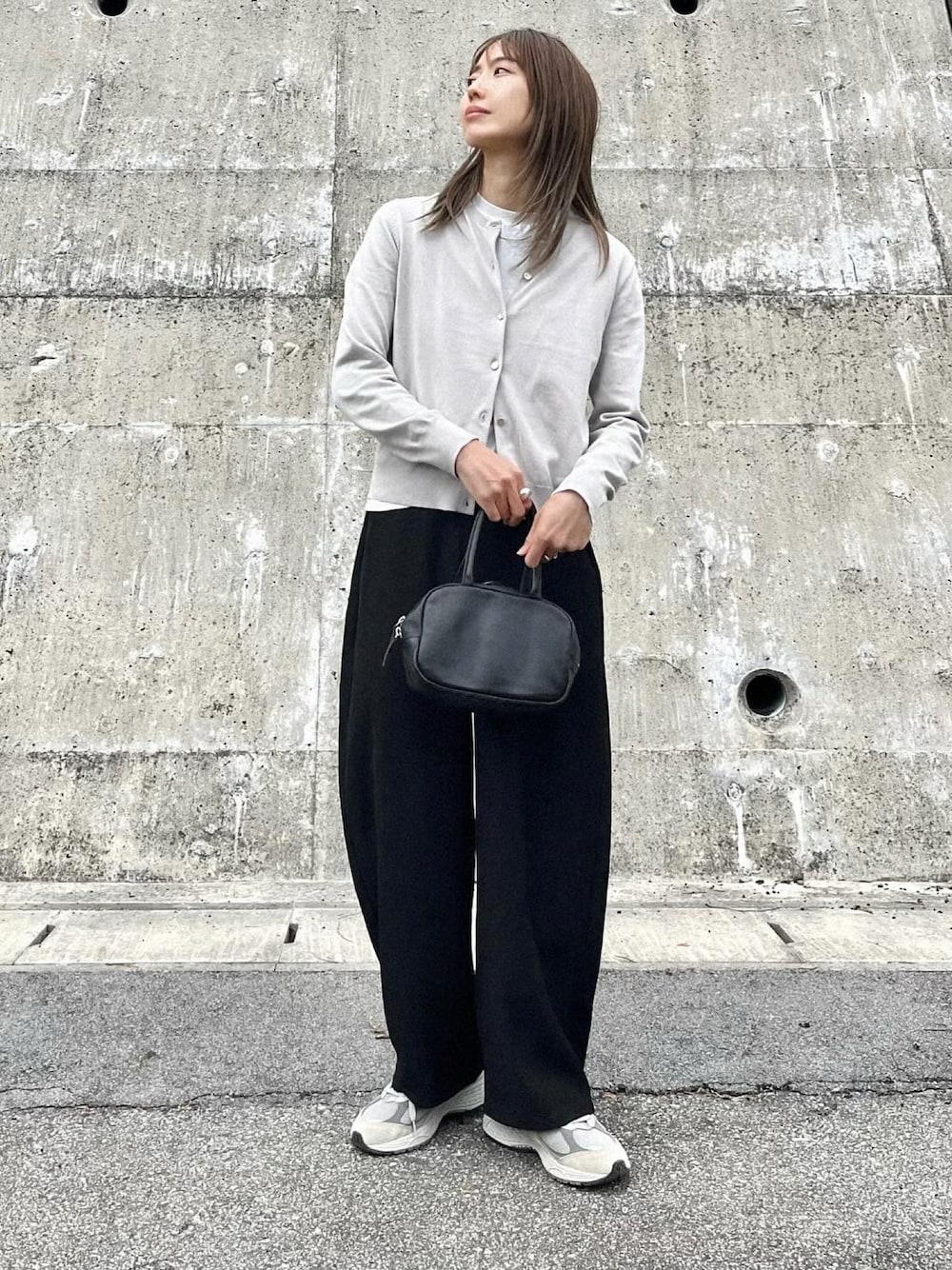 グレー系のカーディガン/ボレロ、ブラック系のボストンバッグ、ブラック系のその他パンツを着用したレディースの春コーディネートの1枚目の写真