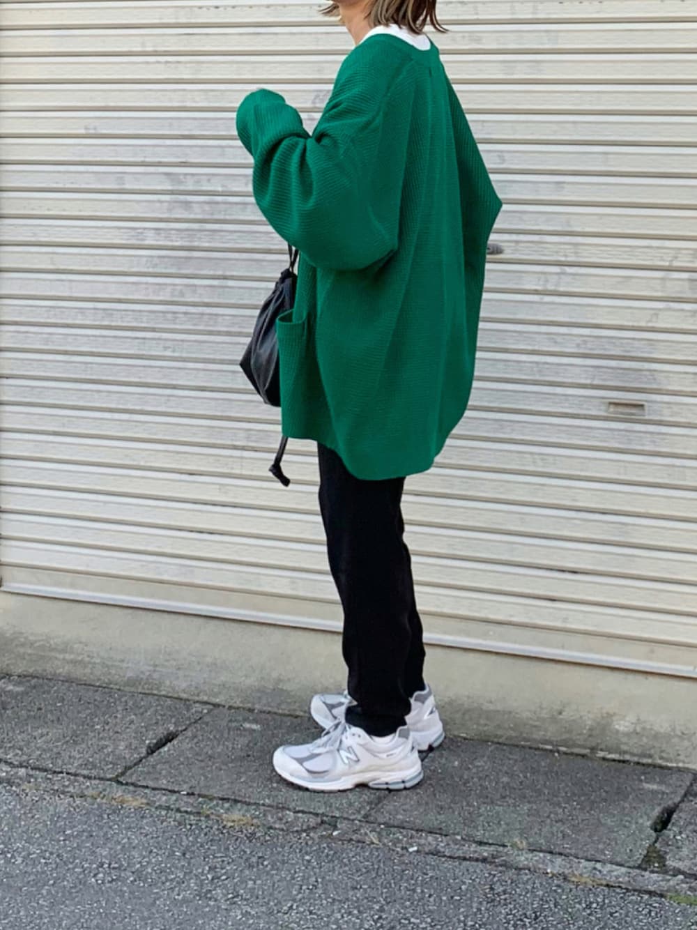 グリーン系のカーディガン/ボレロ、ブラック系のその他パンツ、グレー系のスニーカーを着用したレディースの秋コーディネートの1枚目の写真