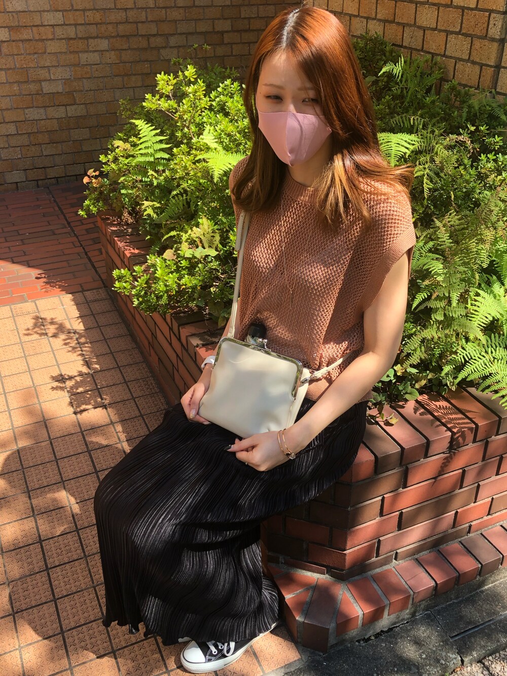 「休日スタイル、シンプルコーデ、オトナカジュアル、秋のコーデ、ニットベスト、プリーツスカート、がま口バッグ、楽チンコーデ、GU、コンバース、スニーカー」｜「GUのアイテム（ニット/セーター、ブラウン系）」を使った、ぴょんさん（レディース・172cm）の秋コーディネートの1枚目の写真
