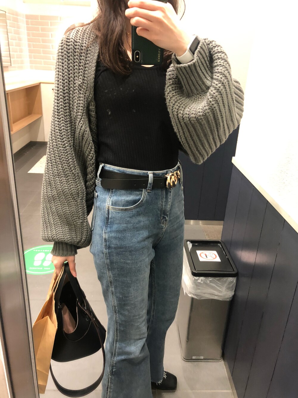 「シンプルコーデ、ボリューム袖、デニムパンツ、グレー、休日スタイル、カジュアル、ショートブーツ、カーティガン、フレアデニム」｜「WHO'S WHO galleryのボレロニット（カーディガン/ボレロ、グレー系）」を使った、ぴょんさん（レディース・172cm）の春コーディネートの1枚目の写真
