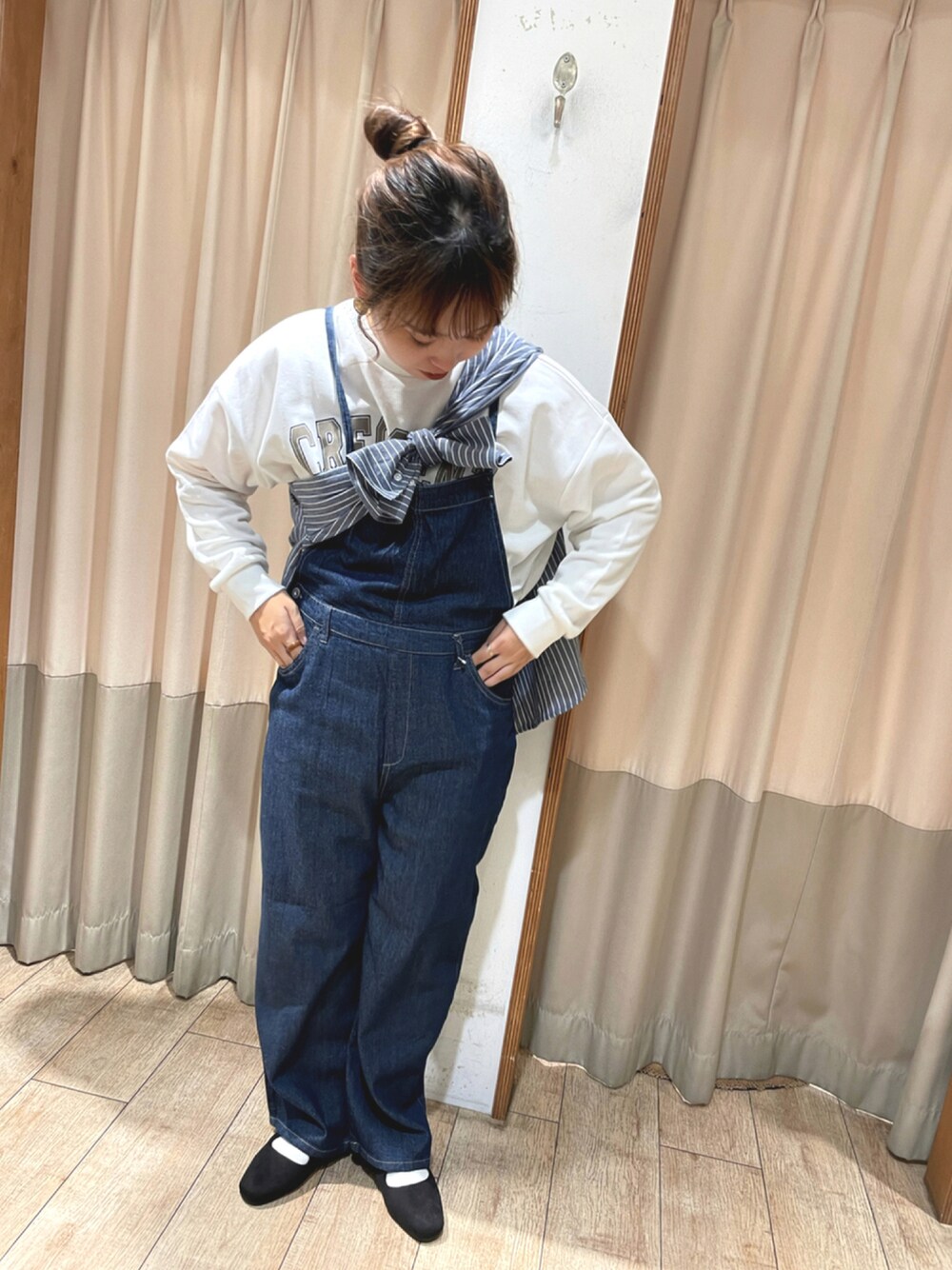 ブルー系のシャツ/ブラウス、ホワイト系のスウェット、ブルー系のサロペット/オーバーオールを着用したレディースの秋コーディネートの1枚目の写真