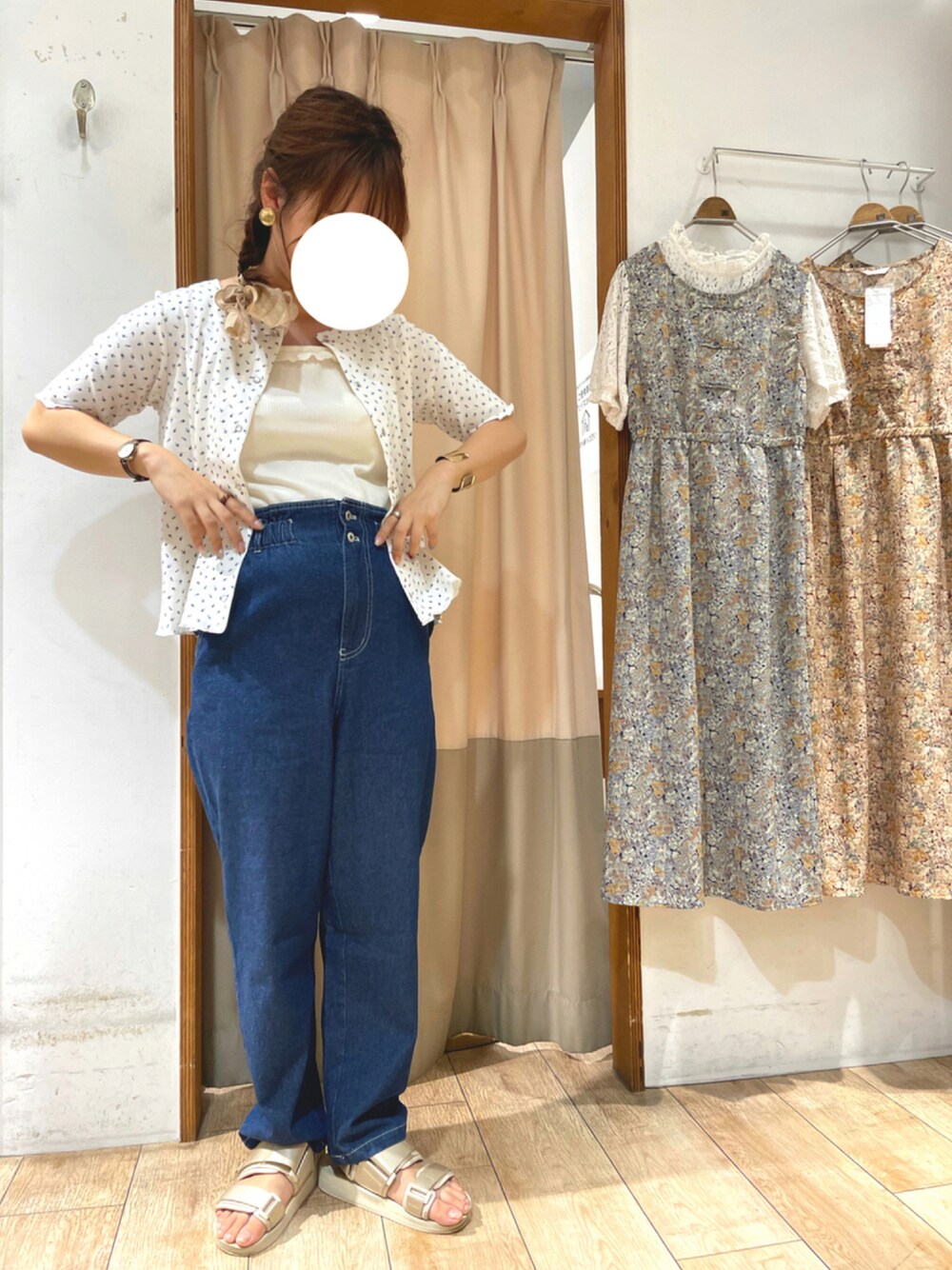 ブルー系のデニムパンツ、ブルー系のカーディガン/ボレロ、ホワイト系のタンクトップを着用したレディースの夏コーディネートの1枚目の写真