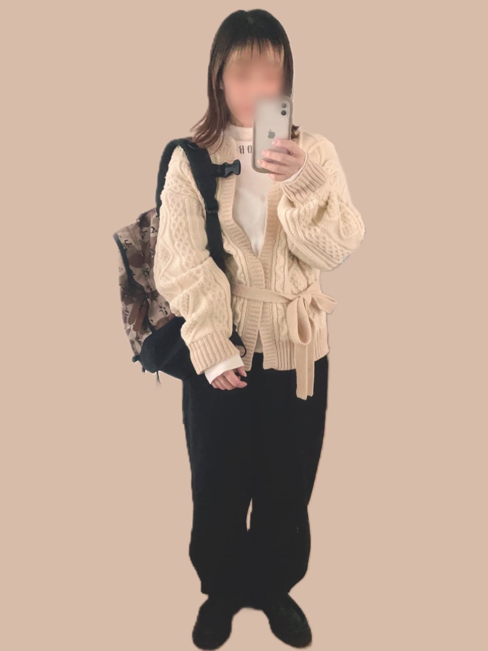 ホワイト系のカーディガン/ボレロ、ブラック系のドレスシューズ、ホワイト系のTシャツ/カットソーを着用したレディースの冬コーディネートの1枚目の写真