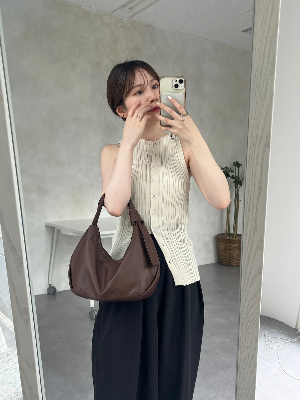 「サンダル、モノトーン、お出かけコーデ、夏ファッション、大人可愛い、夏、きれいめコーディネート、大人カジュアル、ブラウン、ブラウンコーデ」｜「gemeilのノットワンハンドルバッグ（CE-1356）（ショルダーバッグ、ブラウン系）」を使った、ayakaさん（レディース・153cm）の夏コーディネートの1枚目の写真