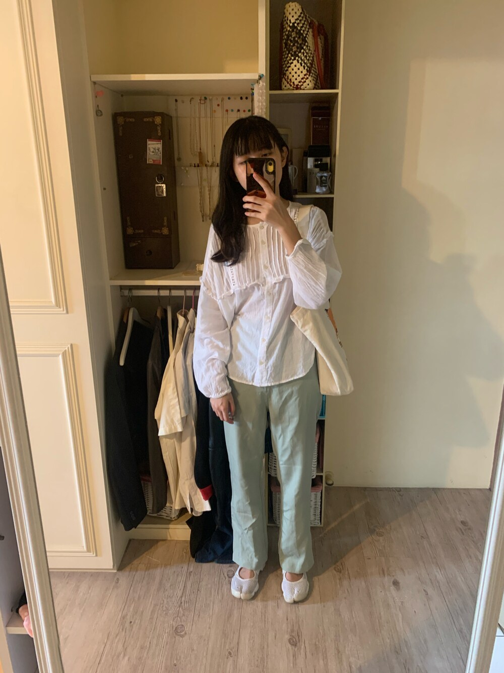 「ootd、秋のコーデ、秋服、秋コーデ、ミントグリーン、緑コーデ、緑、epimi épimmy、MAISON KITSUNE、白シャツ」｜「EPIMI E'PIMMYのセンタープレスサイドスリットスラックスパンツ（スラックス、グリーン系）」を使った、ゆめさん（レディース・160cm）の夏コーディネートの1枚目の写真
