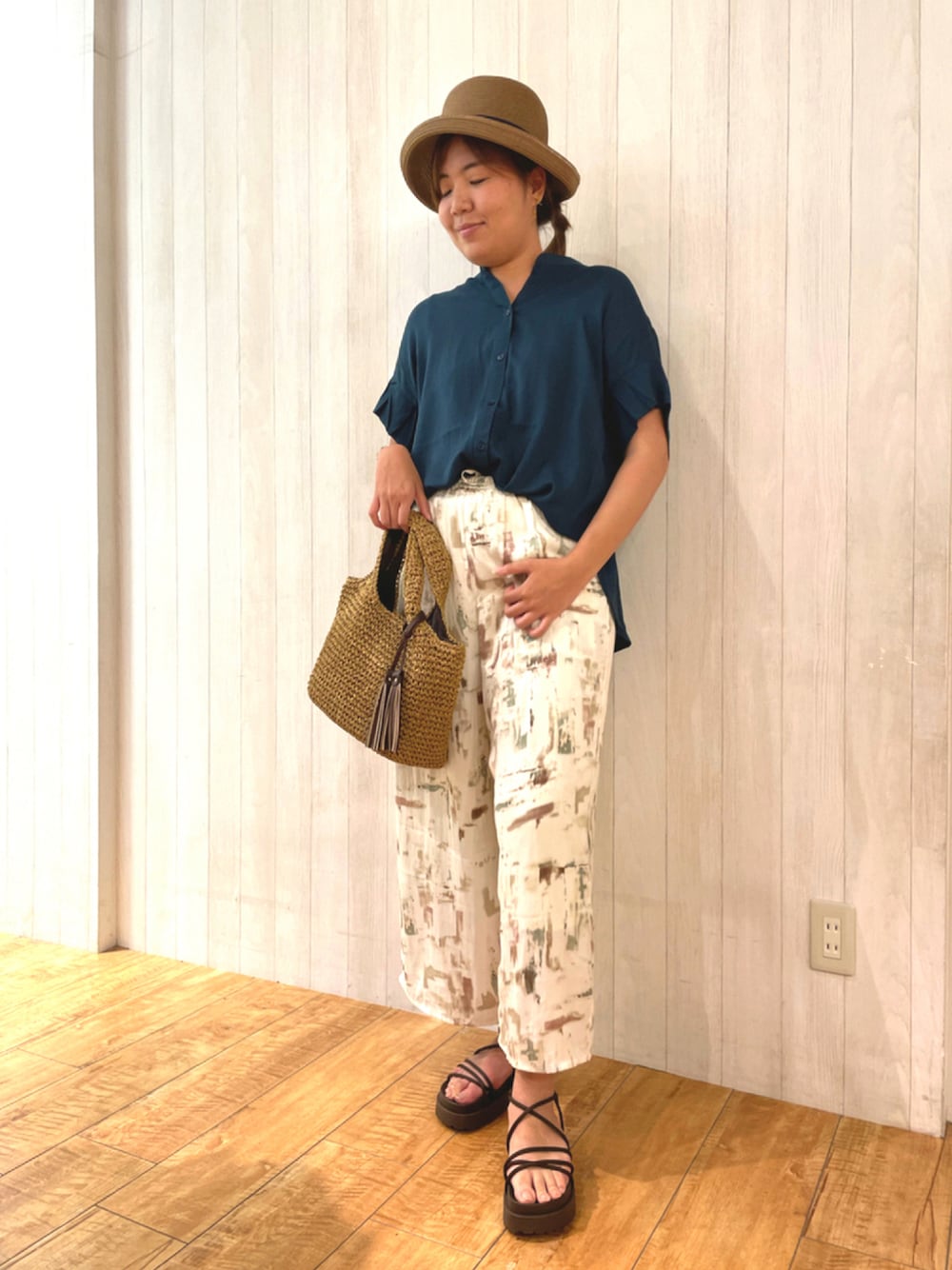 グリーン系のシャツ/ブラウス、ベージュ系のその他パンツ、ブラウン系のトートバッグを着用したレディースの夏コーディネートの1枚目の写真