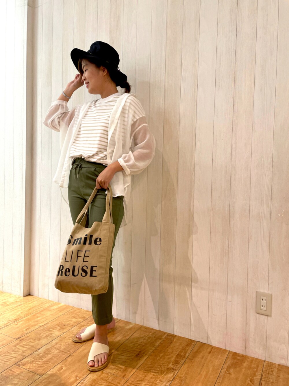 ホワイト系のシャツ/ブラウス、ベージュ系のTシャツ/カットソー、グリーン系のその他パンツを着用したレディースの夏コーディネートの1枚目の写真