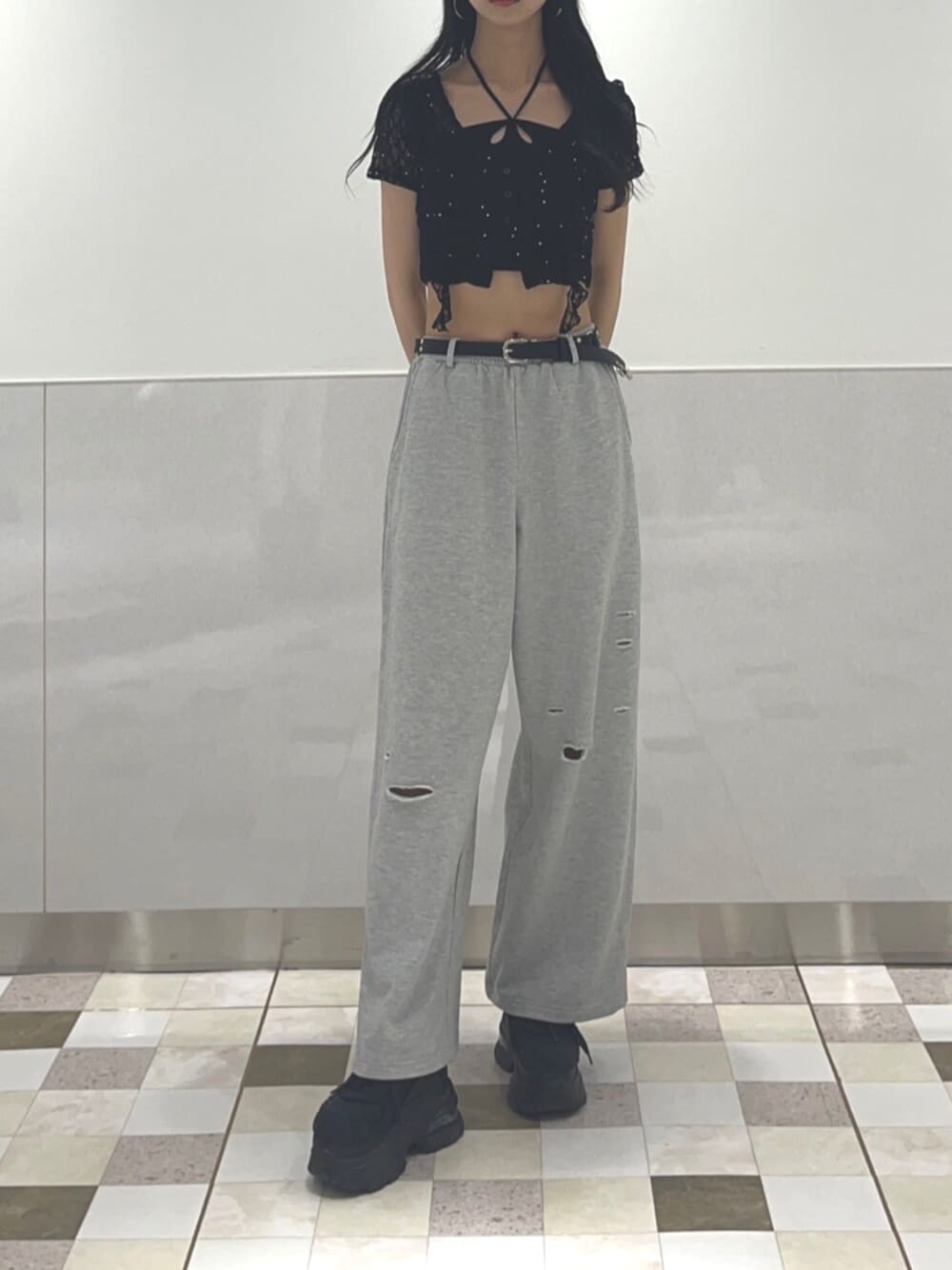 ブラック系のスニーカー、ブラック系のTシャツ/カットソー、グレー系のスウェットパンツを着用したレディースの夏コーディネートの1枚目の写真