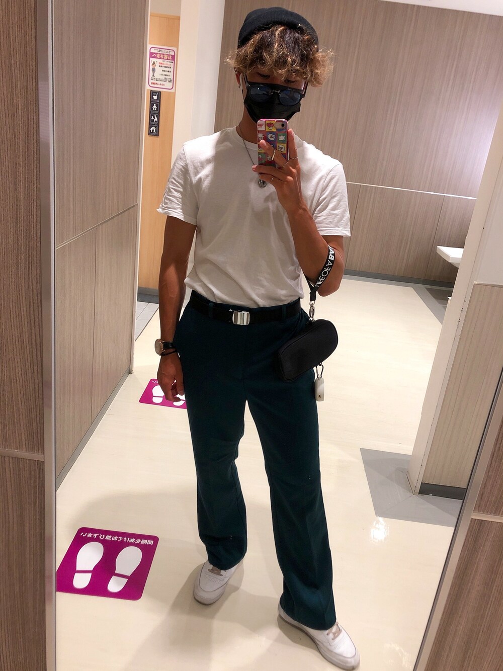 「だから秋服が好き、おしゃれさんと繋がりたい、リラックススタイル、スニーカー、ラフ、秋のコーデ、ニット帽、フレアパンツ、グリーン、パーマ、肌寒い、カジュアルコーデ、黒マスク、シャツイン、イヤーカフ」｜「WEGOのアイテム（ニットキャップ/ビーニー、ブラック系）」を使った、Renさん（メンズ・177cm）の秋コーディネートの1枚目の写真