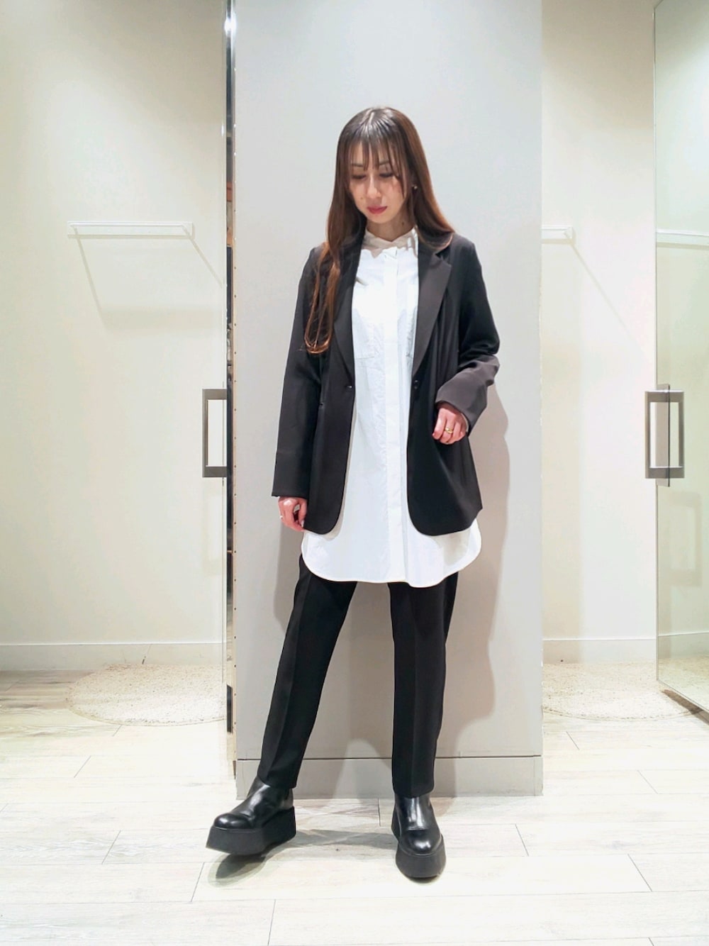 「セットアップ、ブラック、ホワイト、ロングシャツ、ブーツ、モノトーン、ジャケットスタイル、テーパードパンツ、ロングヘア、通勤コーデ、お仕事コーデ、ママコーデ、abahouse mavie、Rougevif、ショートブーツ」｜「Rouge vifのロングシャツ（シャツ/ブラウス、ホワイト系）」を使った、shihoさん（レディース・158cm）の冬コーディネートの1枚目の写真