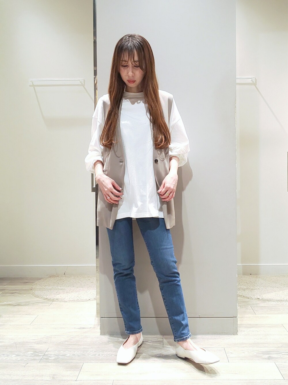 「シンプルコーデ、ベスト、ロゴT、ホワイト、デニム、ブルー、春コーデ、春、ロングヘア、低身長、ママコーデ、レイヤードスタイル、abahouse mavie、piche abahouse」｜「abahouse mavieの感嘆ｽﾘﾑﾃｰﾊﾟｰﾄﾞﾃﾞﾆﾑ（デニムパンツ、ブルー系）」を使った、shihoさん（レディース・158cm）の冬コーディネートの1枚目の写真