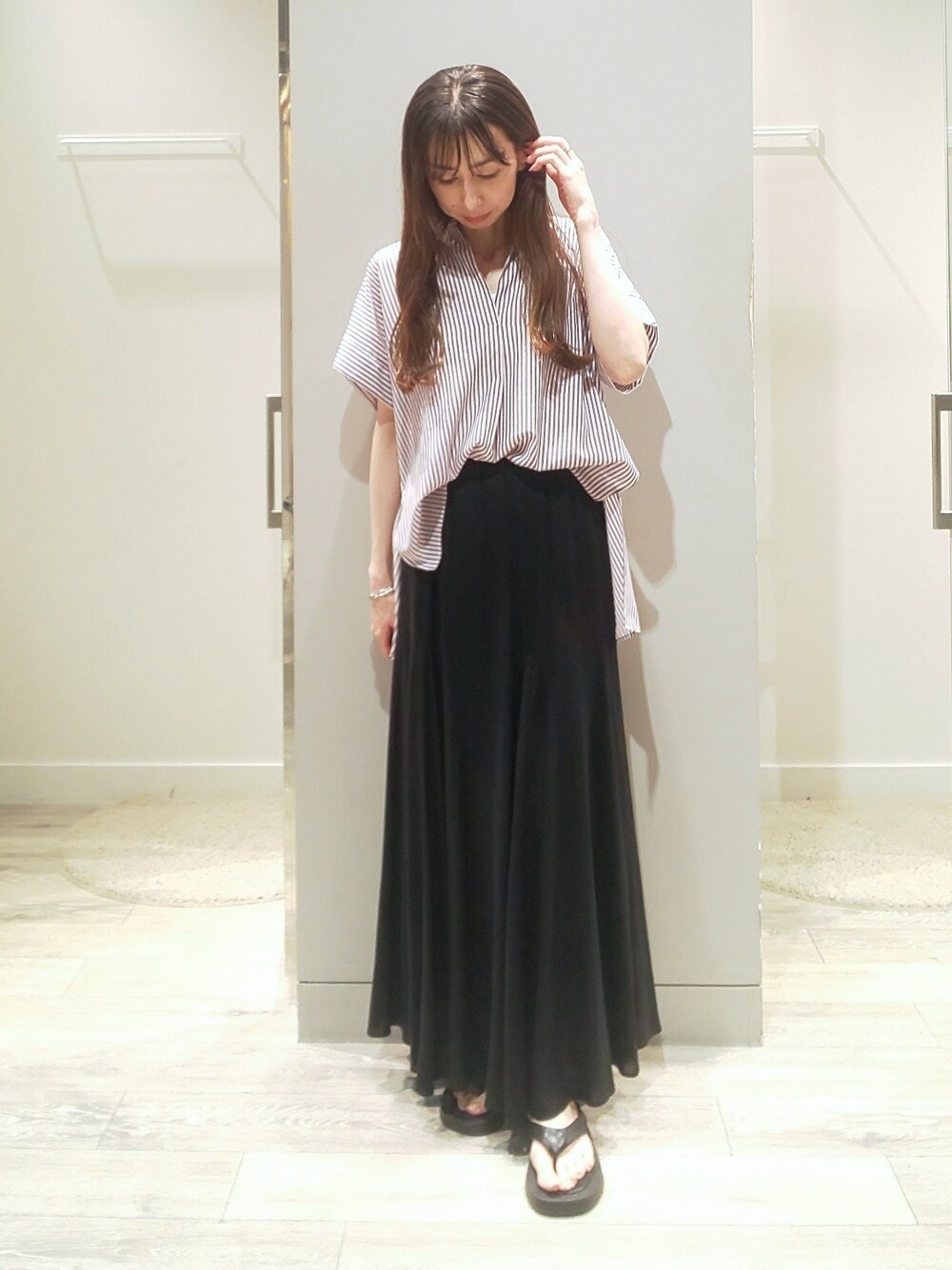 「柄シャツ、モノトーン、大人カジュアル、ブラウン、プチプラ、リネン、Nomine、シャツスタイル、ロングヘア、abahouse mavie、タックイン、骨格ウェーブ、休日スタイル」｜「abahouse mavieの後ボタンフレンチスリーブシャツ（シャツ/ブラウス、ベージュ系）」を使った、shihoさん（レディース・158cm）の夏コーディネートの1枚目の写真