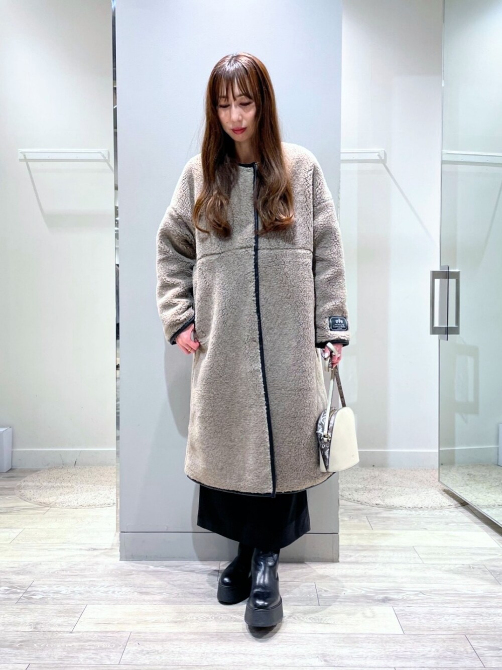 「タイトスカート、ブラック、ボア、ショートブーツ、ロングコート、ロングスカート、ノーカラーコート、シンプルコーデ、冬コーデ、あったかコーデ、ロングヘア、ボアコート、LOWELL things、abahouse mavie、チョコ色に染まれ」｜「abahouse mavieのパイピングボアコート（ムートンコート、ブラウン系）」を使った、shihoさん（レディース・158cm）の秋コーディネートの1枚目の写真