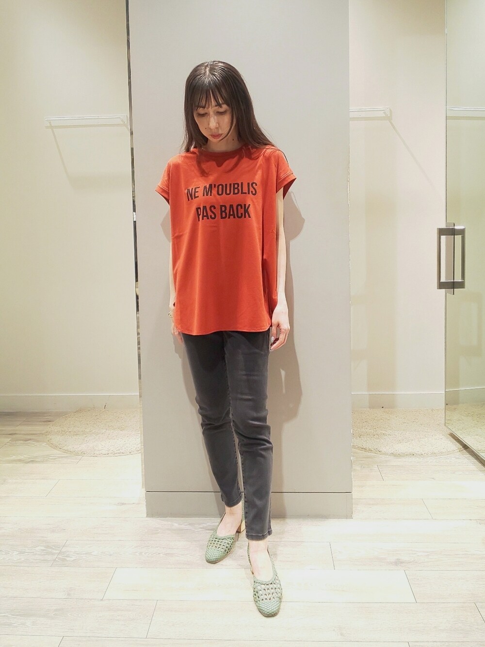 「デニム、ストリート、プチプラ、きれいめカジュアル、ビタミンカラー、夏コーデ、ロングヘア、骨格ウェーブ、夏だ！Tシャツ着よう！、前髪ぱっつん、abahouse mavie、piche abahouse、シンプルコーデ、ロゴT」｜「abahouse mavieのフレンチオーバーロゴＴシャツ（Tシャツ/カットソー、オレンジ系）」を使った、shihoさん（レディース・158cm）の夏コーディネートの1枚目の写真