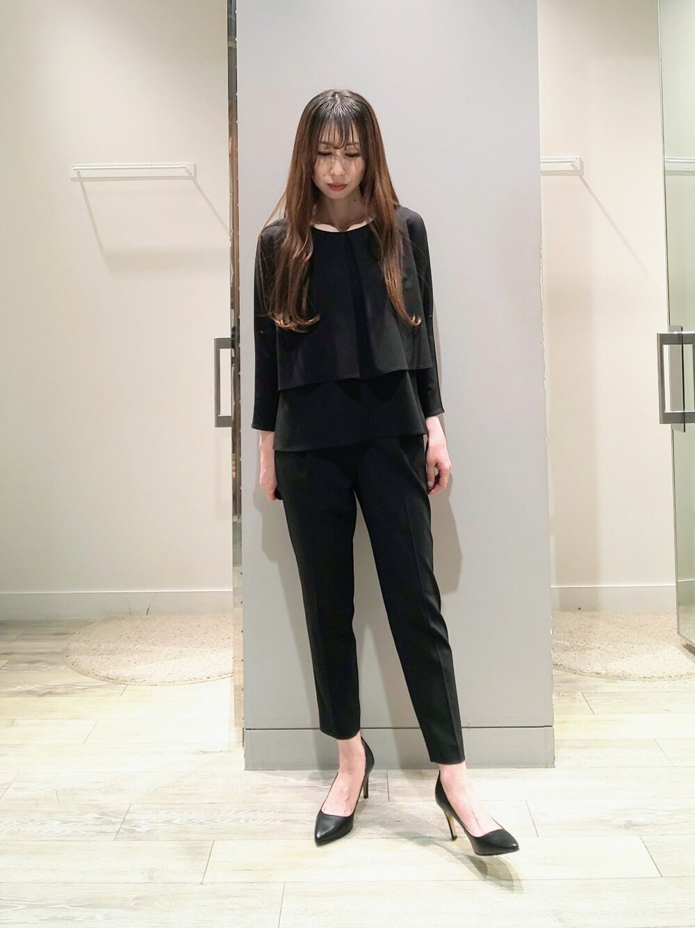 「セレモニー、卒業式、入学式、フォーマル、オケージョン、ブラック、セットアップ、モノトーン、パンプス、ママコーデ、ロングヘア、abahouse mavie、Aubannister、シンプルコーデ、オフィスカジュアル」｜「abahouse mavieのｽﾄﾚｯﾁﾊﾞｯｸﾌﾚｱｰｾｯﾄｱｯﾌﾟ（スーツセット、ブラック系）」を使った、shihoさん（レディース・158cm）の冬コーディネートの1枚目の写真