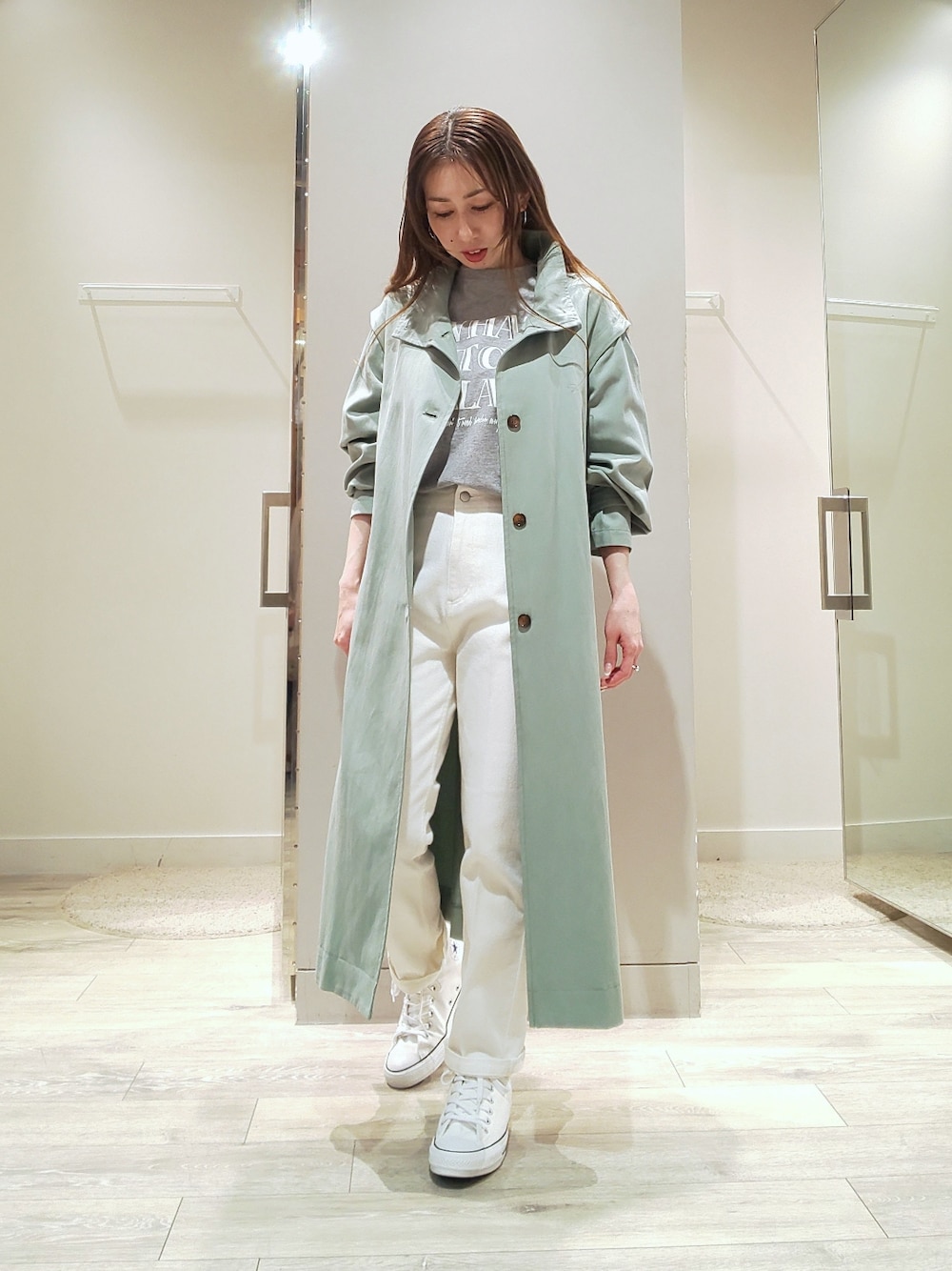 「トレンチコート、グリーン、ロゴT、グレー、白デニム、コンバース、ロングヘア、骨格ウェーブ、春コーデ、パステル映える春、abahouse mavie、Nomine、Rougevif、ハイカットスニーカー、白パンツ」｜「NOMINEの2WAYトレンチコート（トレンチコート、グリーン系）」を使った、shihoさん（レディース・158cm）の春コーディネートの1枚目の写真