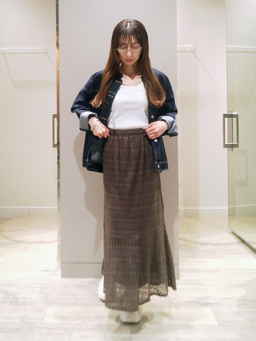 「メガネ女子、プチプラ、マーメイドスカート、白スニーカー、大人カジュアル、秋服準備はじめました、厚底シューズ、ブラウン、休日スタイル、ロングヘア、骨格ウェーブ、abahouse mavie」｜「abahouse mavieの【感嘆】オーバーサイズデニムジャケット（デニムジャケット、ブルー系）」を使った、shihoさん（レディース・158cm）の夏コーディネートの1枚目の写真