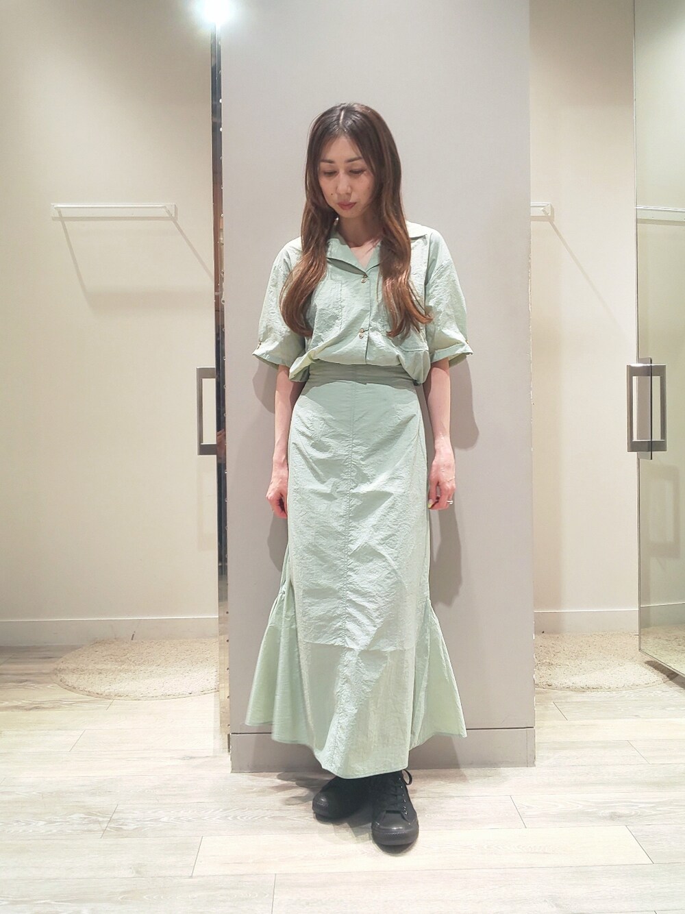 「休日コーデ、セットアップ、グリーン、開襟シャツ、マーメイドスカート、ロングヘア、コンバース、abahouse mavie、Nomine、タックイン、ママコーデ、休日スタイル、韓国ファッション、プチプラ、夏コーデ」｜「NOMINEのワッシャー開襟シャツ【セットアップ対応】（シャツ/ブラウス、グリーン系）」を使った、shihoさん（レディース・158cm）の春コーディネートの1枚目の写真
