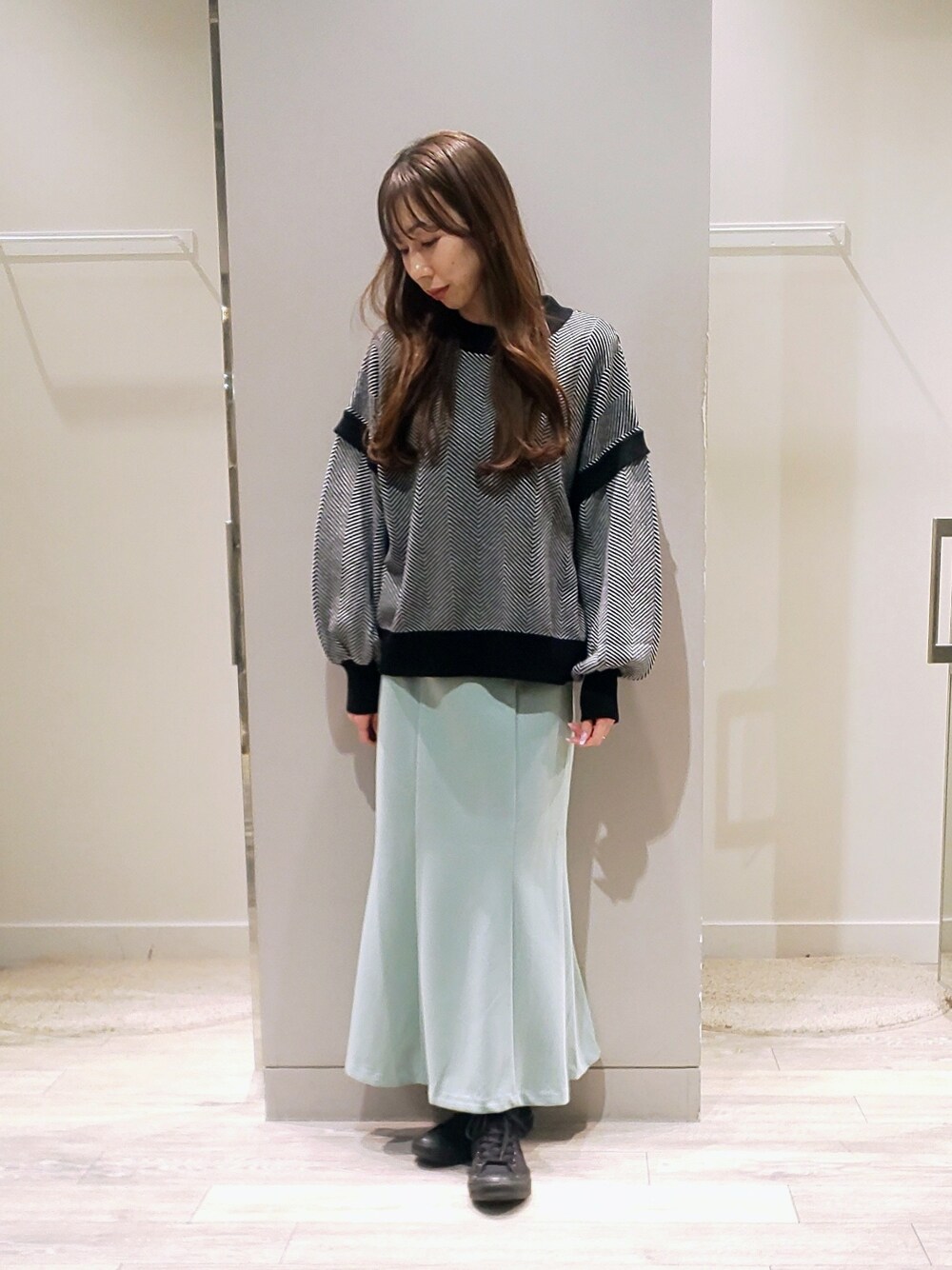 「ニット、ロングスカート、きれいめカジュアル、シンプルコーデ、マーメイドスカート、韓国ファッション、秋冬コーデ、骨格ウェーブ、abahouse mavie、WEARハロウィン2022」｜「abahouse mavieのジャガード袖ボリュームプルオーバー（ニット/セーター、ブラック系）」を使った、shihoさん（レディース・158cm）の秋コーディネートの1枚目の写真