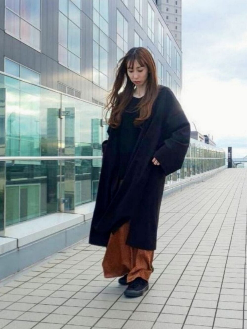 「カジュアル、ブラック、ニットコート、冬コーデ、ロングスカート、ロングカーディガン、マーメイドスカート、低身長、ダルメシアン柄、ロングヘア、Rougevif、abahouse mavie、だから秋服が好き、スニーカーコーデ、ビッグシルエット」｜「abahouse mavieのカルゼジャージートッパーコート（ノーカラーコート、ブラック系）」を使った、shihoさん（レディース・158cm）の秋コーディネートの1枚目の写真