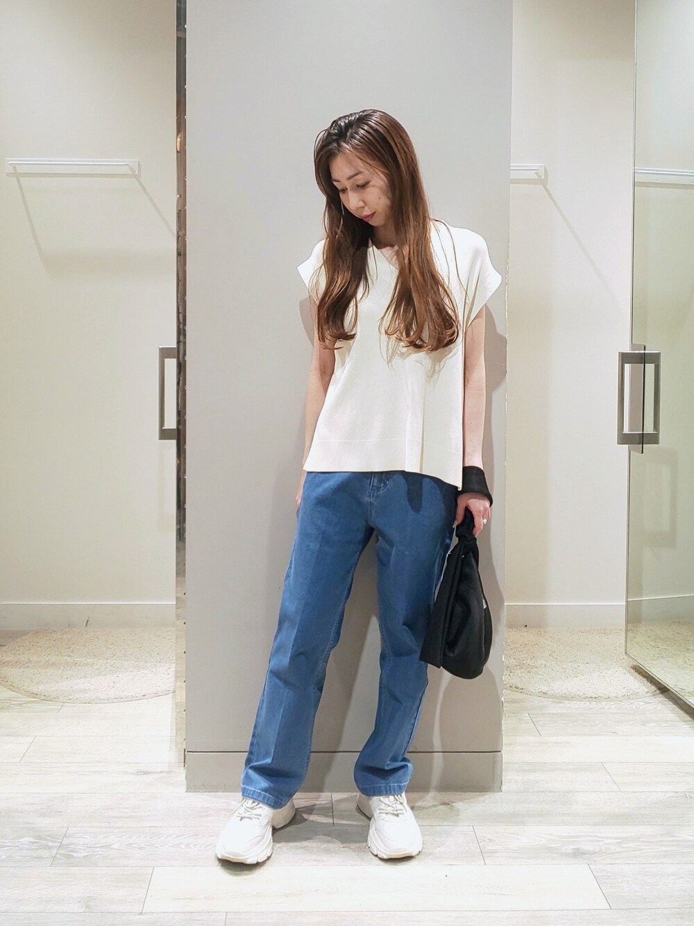 「デニム、ベスト、白スニーカー、ロングヘア、骨格ウェーブ、abahouse mavie、LOWELL things、デニムっていいよね」｜「abahouse mavieの強撚レーヨンナイロンニットベスト（ニット/セーター、ホワイト系）」を使った、shihoさん（レディース・158cm）の春コーディネートの1枚目の写真
