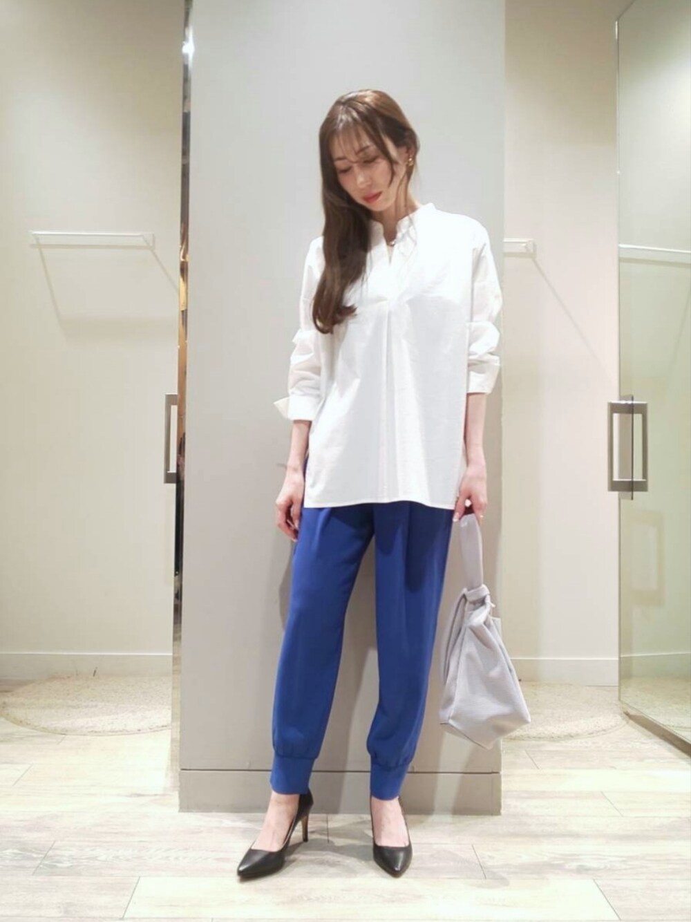 「シャツスタイル、白シャツ、リブパンツ、ブルー、パンプス、ロングヘア、骨格ウェーブ、ママコーデ、パステル映える春、abahouse mavie、qualite、Aubannister、カラーパンツ」｜「abahouse mavieの後ボタンスキッパーシャツ（シャツ/ブラウス、ホワイト系）」を使った、shihoさん（レディース・158cm）の春コーディネートの1枚目の写真