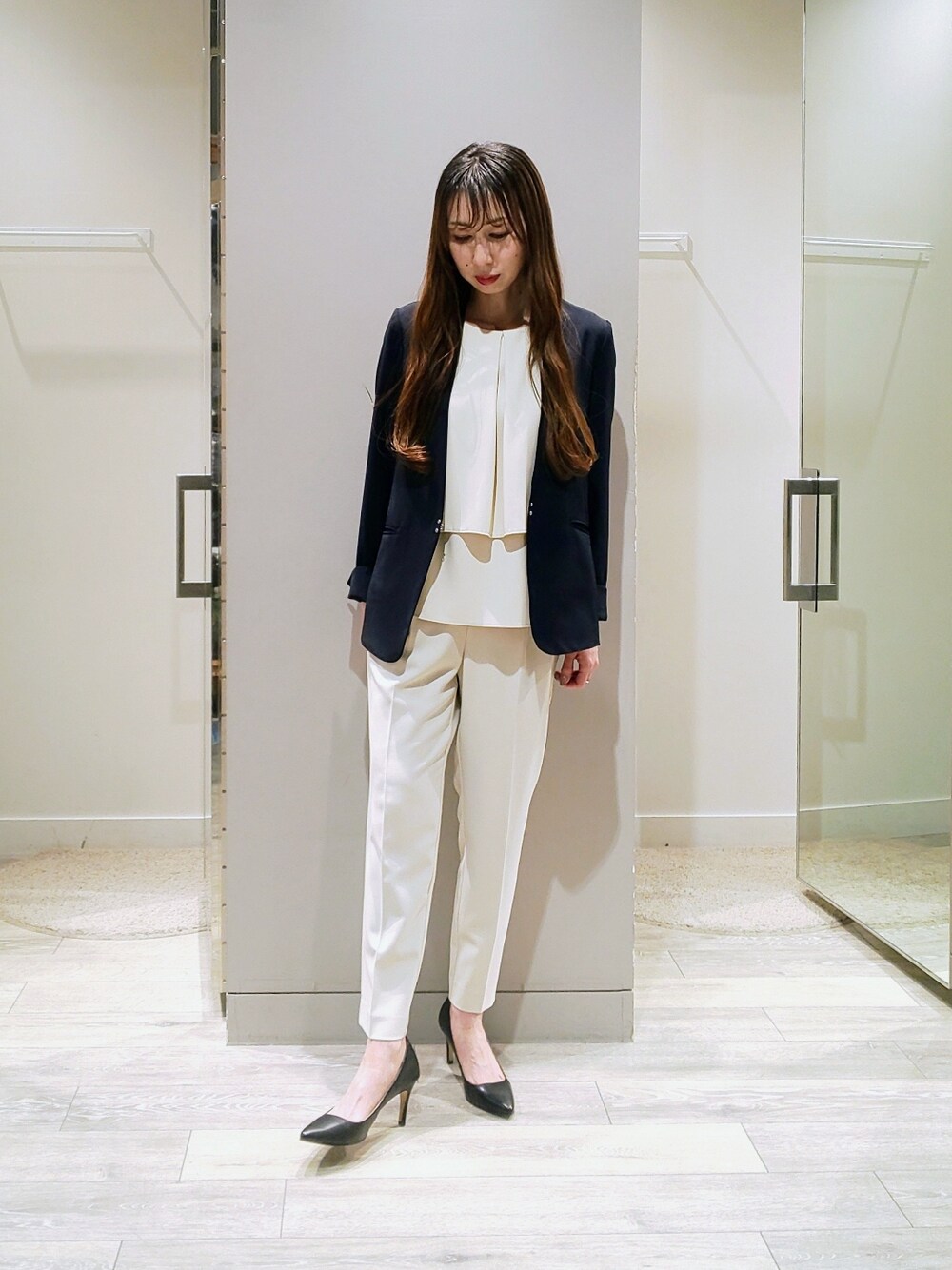 「セレモニー、セットアップ、ジャケット、パンプス、ネイビー、ホワイト、アイボリー、フォーマル、オケージョン、お仕事コーデ、通勤コーデ、ロングヘア、abahouse mavie、Aubannister」｜「abahouse mavieのecru　ストレッチツイルジャケット（ノーカラージャケット、ブルー系）」を使った、shihoさん（レディース・158cm）の冬コーディネートの1枚目の写真