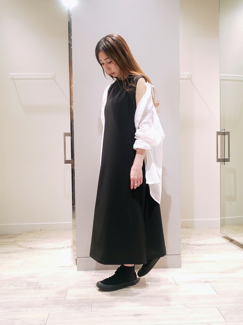 「コンバース、ワンピース、モノトーン、きれいめカジュアル、ノースリーブワンピース、麻シャツ、ロングヘア、骨格ウェーブ、ママコーデ、春夏コーデ、初夏コーデ、abahouse mavie」｜「abahouse mavieのナイロンストレッチワンピース（ワンピース、ブラック系）」を使った、shihoさん（レディース・158cm）の春コーディネートの1枚目の写真