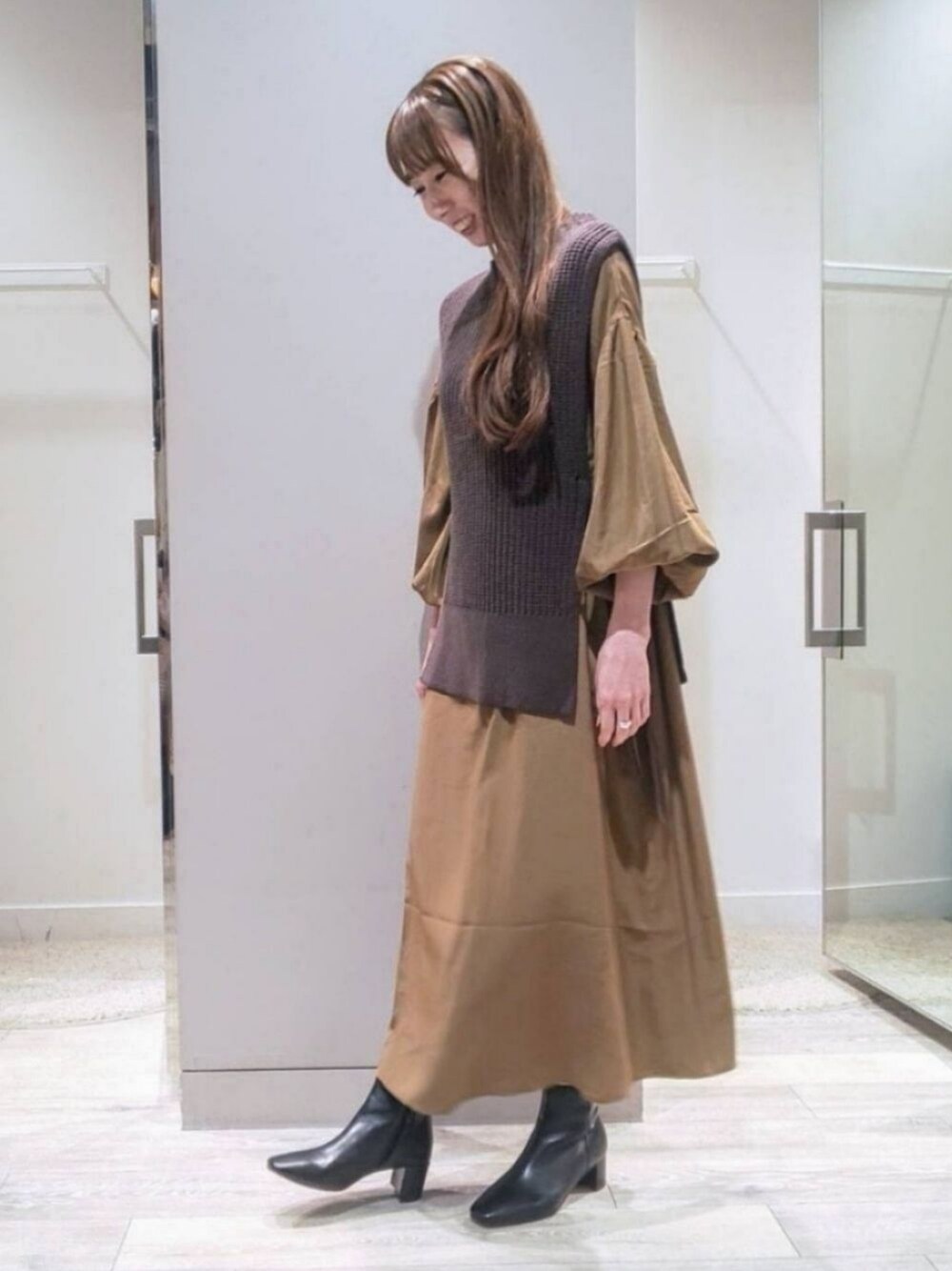 「ワンピース、休日スタイル、ブラウン、ニットベスト、プチプラ、ロングヘア、Aubannister、秋コーデ、ワンピースコーデ、ボリューム袖、秋服準備はじめました、ベスト×ワンピース、いいね&フォロー よろしくお願いします☺︎、abahouse mavie、レイヤードスタイル」｜「abahouse mavieの袖ボリュームワンピース&ニットベストセット（ワンピース、ブラウン系）」を使った、shihoさん（レディース・158cm）の秋コーディネートの1枚目の写真