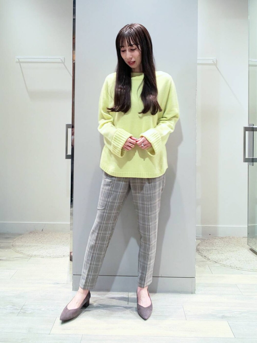 「テーパードパンツ、ニット、パンプス、カジュアル、シンプル、イエロー、パンツスタイル、低身長、ロングヘア、オトナカジュアル、qualite、秋冬コーデ、abahouse mavie、wearhalloween2021、冬コーデ」｜「abahouse mavieの【感嘆パンツ】タックテーパードパンツ（その他パンツ、その他）」を使った、shihoさん（レディース・158cm）の秋コーディネートの1枚目の写真