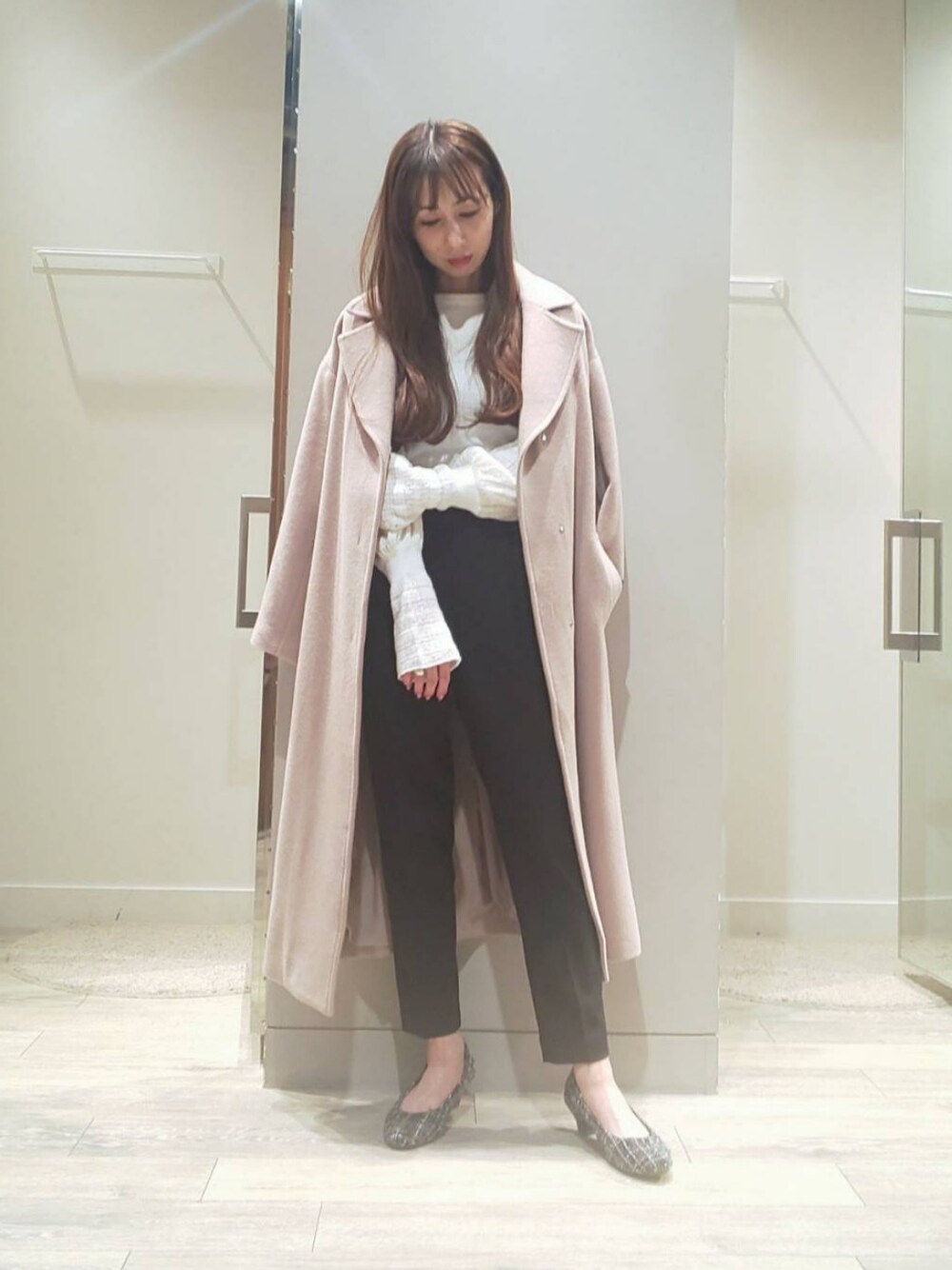 「テーパードパンツ、パンプス、ブラック、ベージュ、冬コーデ、ロングコート、パンツスタイル、低身長、ロングヘア、Rougevif、abahouse mavie」｜「abahouse mavieのベルト付 オーバーロングコート（ステンカラーコート、ピンク系）」を使った、shihoさん（レディース・158cm）の冬コーディネートの1枚目の写真