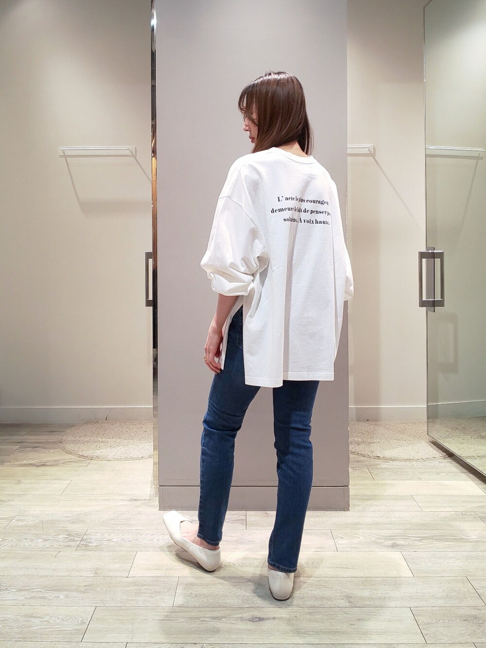「春コーデ、ロンT、白Tシャツ、ロゴT、バックプリント、デニム、ブルー、ホワイト、オトナカジュアル、ママコーデ、オーバーサイズ、ビッグシルエット、ロングヘア、abahouse mavie、piche abahouse」｜「abahouse mavieのﾊﾞｯｸﾛｺﾞﾛﾝT（Tシャツ/カットソー、ホワイト系）」を使った、shihoさん（レディース・158cm）の冬コーディネートの1枚目の写真