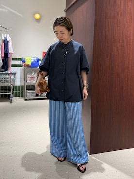 「MAQWEL（マクウェル）の【MAQWEL/マクウェル】ウォッシャブルエアリーバンドカラーラグランシャツ（シャツ/ブラウス、ブルー系）」を使った、Akari Yasuiさん（レディース・145cm）の夏コーディネート