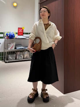 「NOLLEY’S Sophi（ノーリーズソフィ）のウォッシャブルMARSALAダブルストライプシャツ（シャツ/ブラウス、ホワイト系）」を使った、Akari Yasuiさん（レディース・145cm）の夏コーディネート
