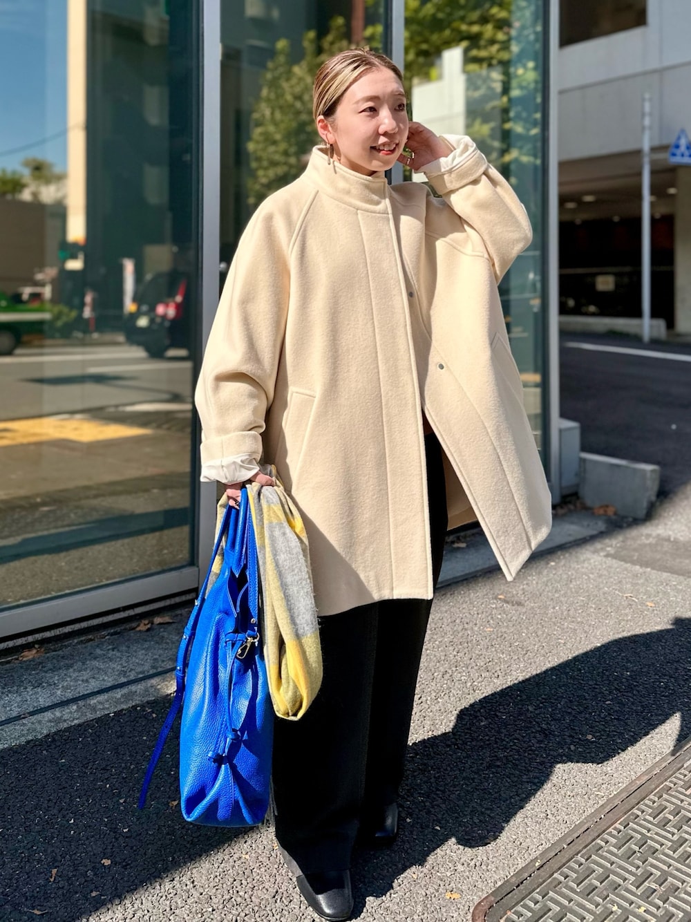 ブルー系のシャツ/ブラウス、ベージュ系のカーディガン/ボレロ、ホワイト系のその他アウターを着用したレディースの秋コーディネートの1枚目の写真