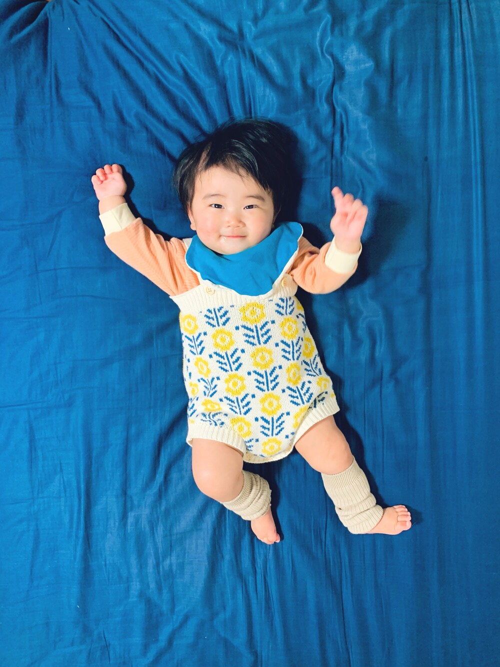 「サロペット、ボーダー、サーモンピンク、花柄、レッグウォーマー、ベビーコーデ、ベビーファッション」｜「KOHANAのたんぽぽ柄 サロペット&カーディガン セットアップ（セットアップ、イエロー系）」を使った、KOOOさん（キッズ・70cm）の春コーディネートの1枚目の写真